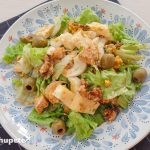 Ensalada de pollo con queso y nueces