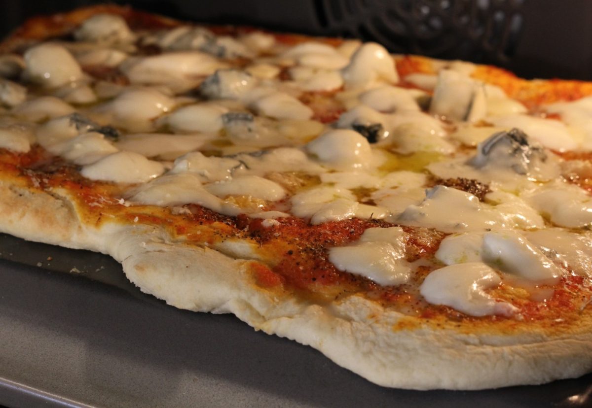 Pizza casera cuatro quesos