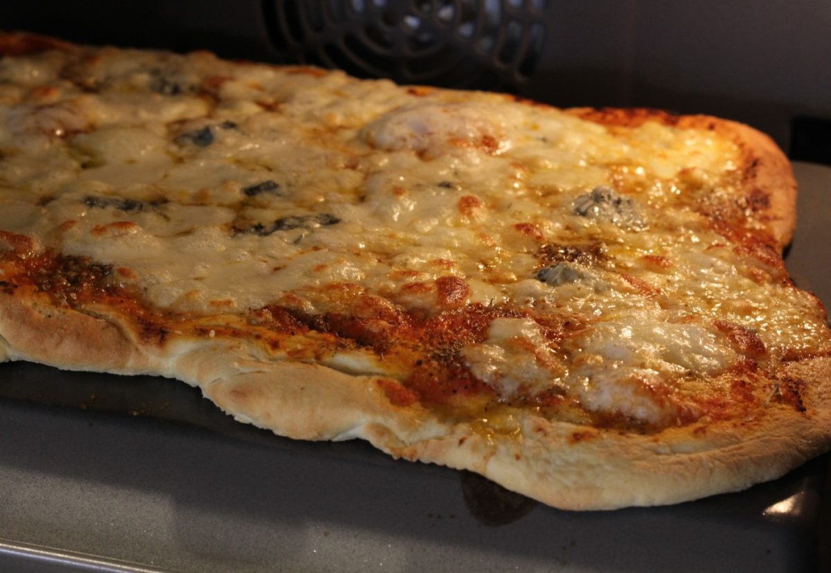 Pizza casera cuatro quesos