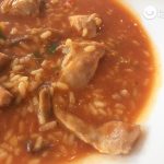 Arroz caldoso con conejo en cazuela
