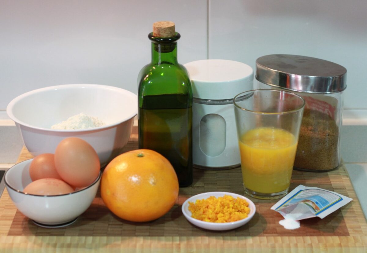 Bizcocho jugoso con zumo de naranja