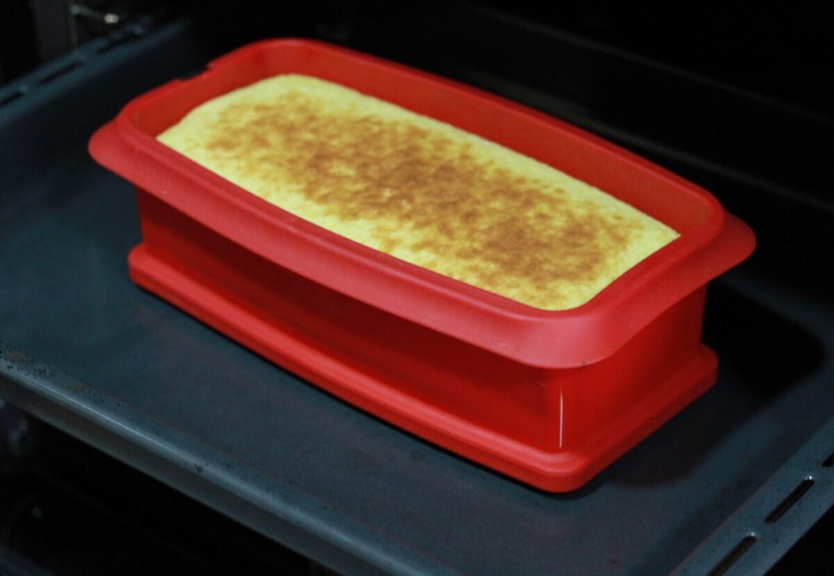Bizcocho jugoso con zumo de naranja