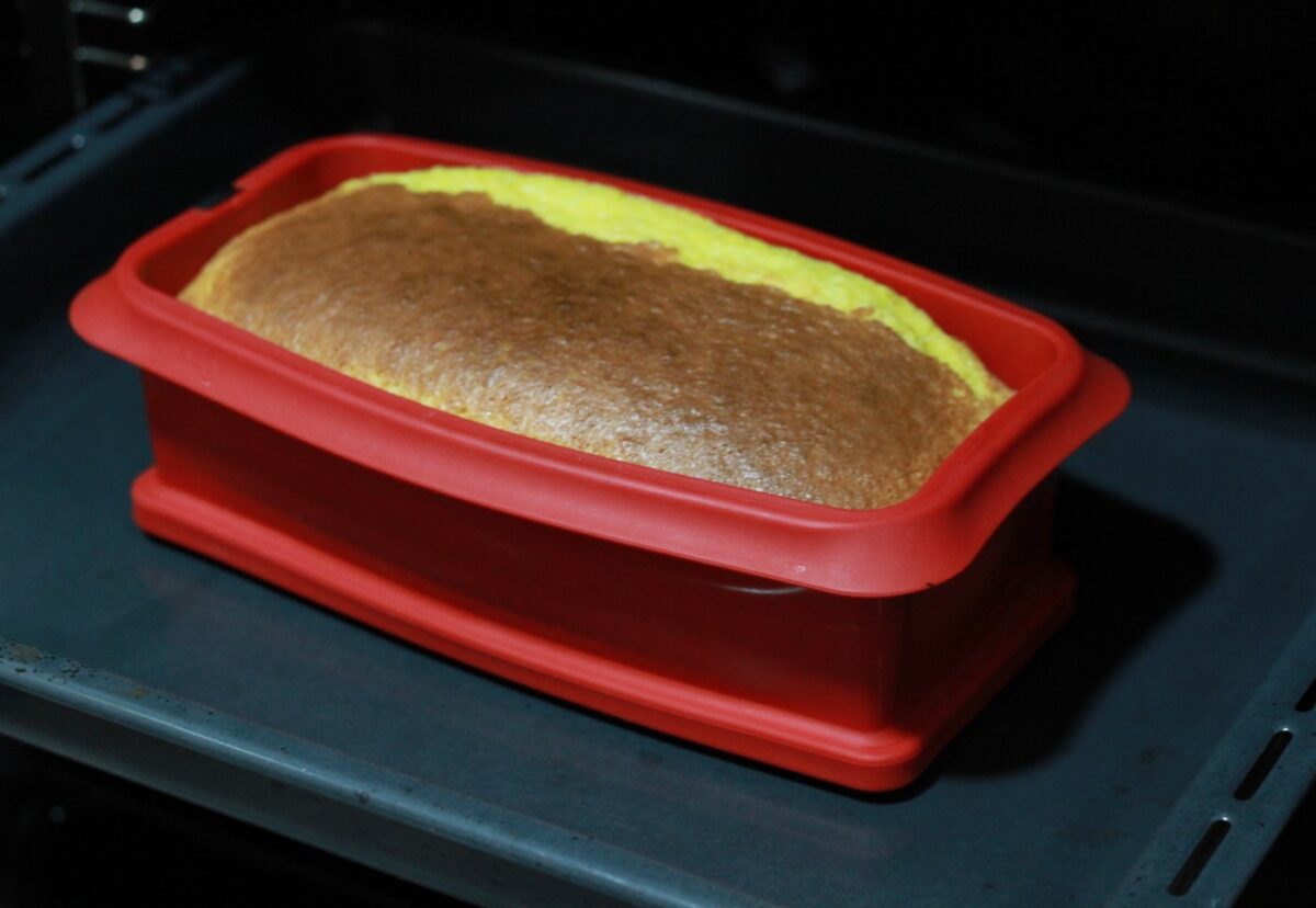 Bizcocho jugoso con zumo de naranja