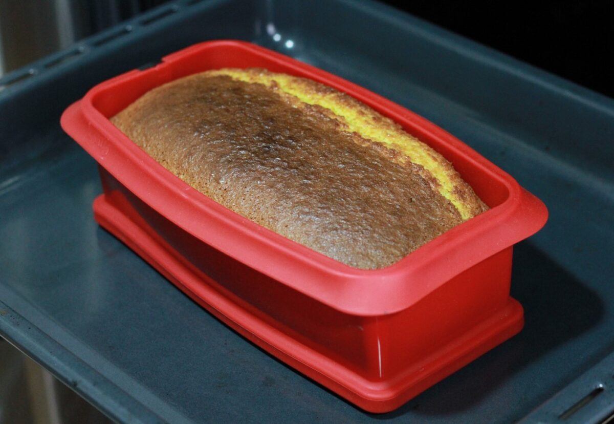 Bizcocho jugoso con zumo de naranja