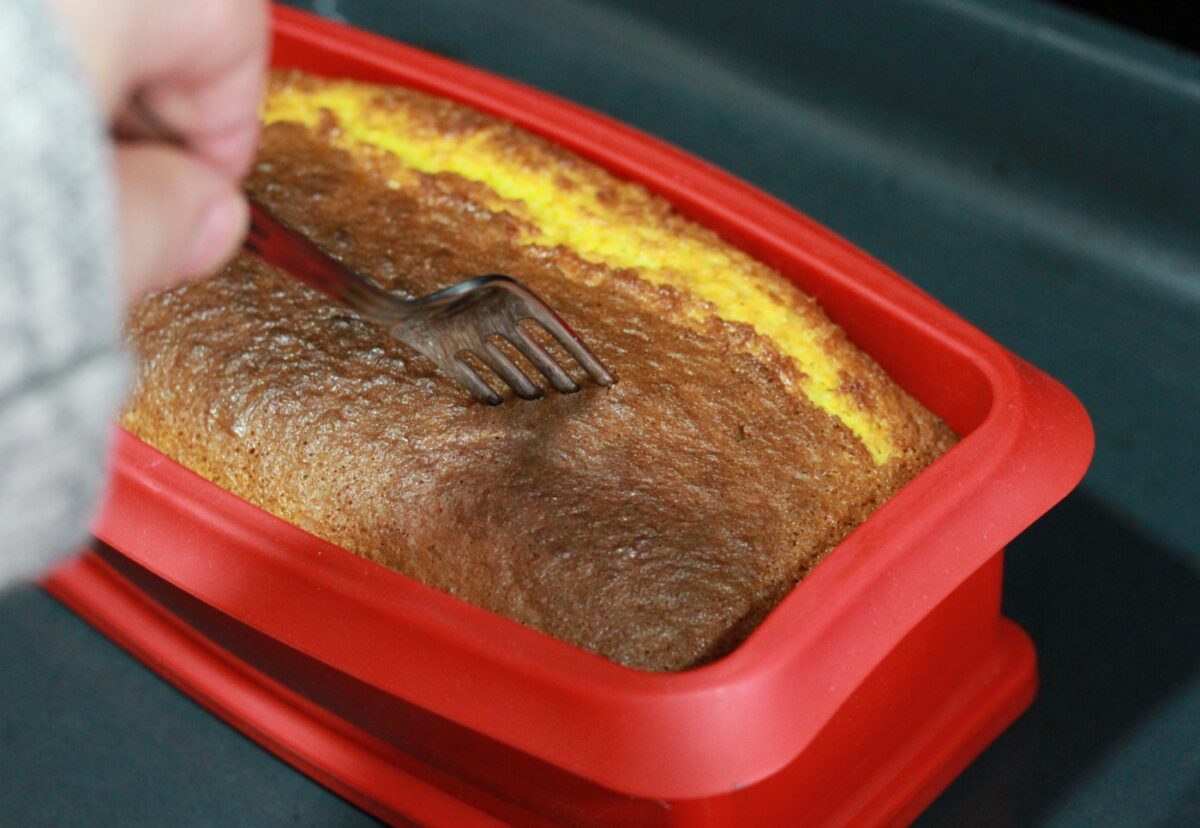 Bizcocho jugoso con zumo de naranja