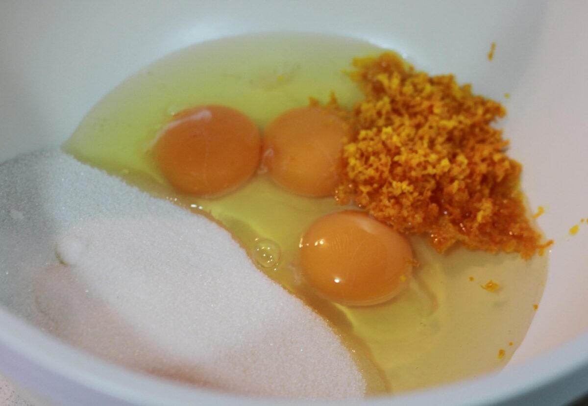 Bizcocho jugoso con zumo de naranja