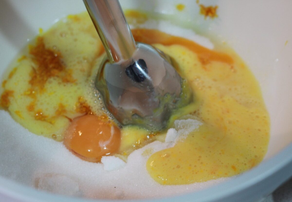 Bizcocho jugoso con zumo de naranja