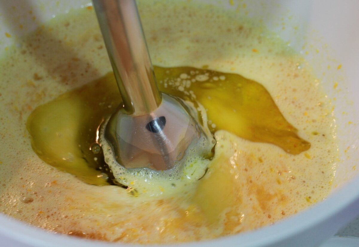 Bizcocho jugoso con zumo de naranja
