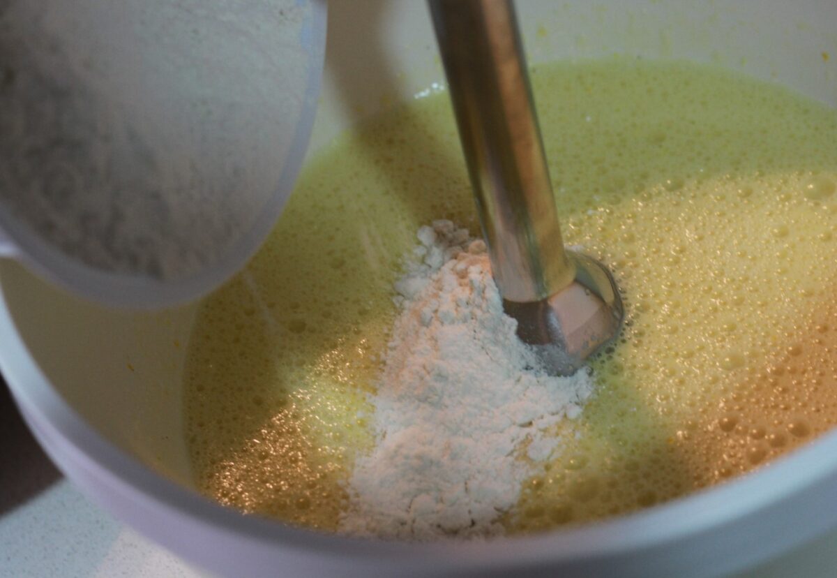 Bizcocho jugoso con zumo de naranja