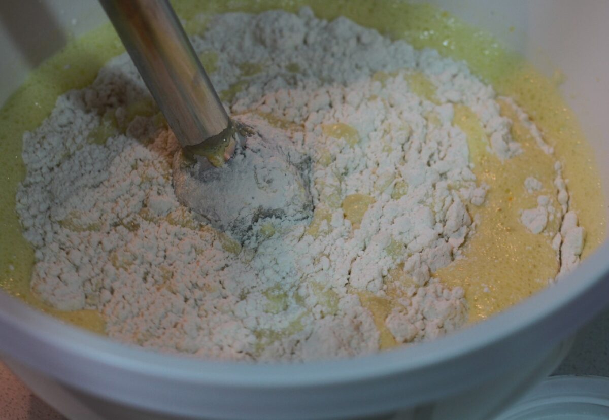 Bizcocho jugoso con zumo de naranja