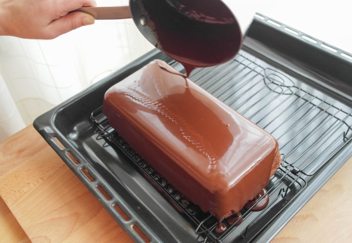 Bizcocho de chocolate con cobertura de chocolate
