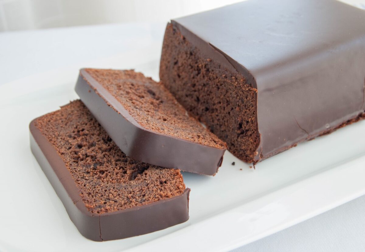 Bizcocho de chocolate con cobertura de chocolate