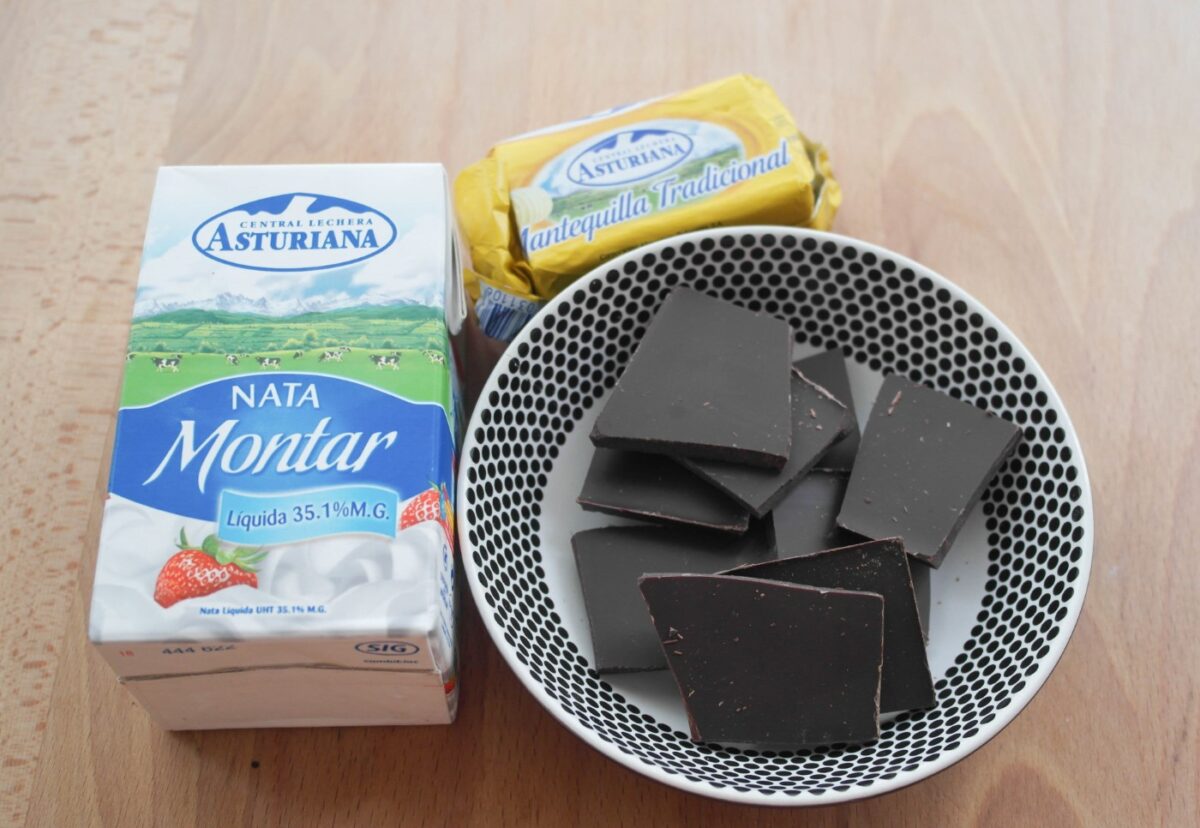 Bizcocho de chocolate con cobertura de chocolate