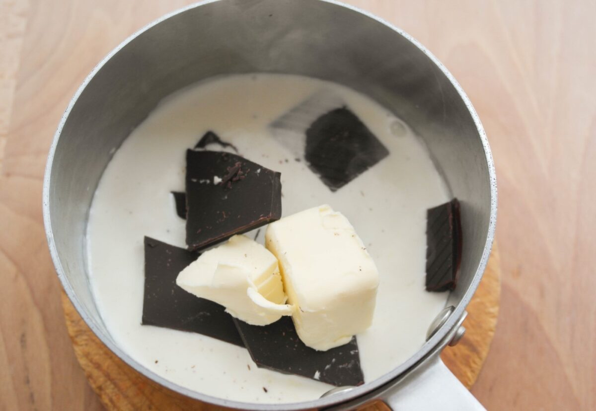Bizcocho de chocolate con cobertura de chocolate