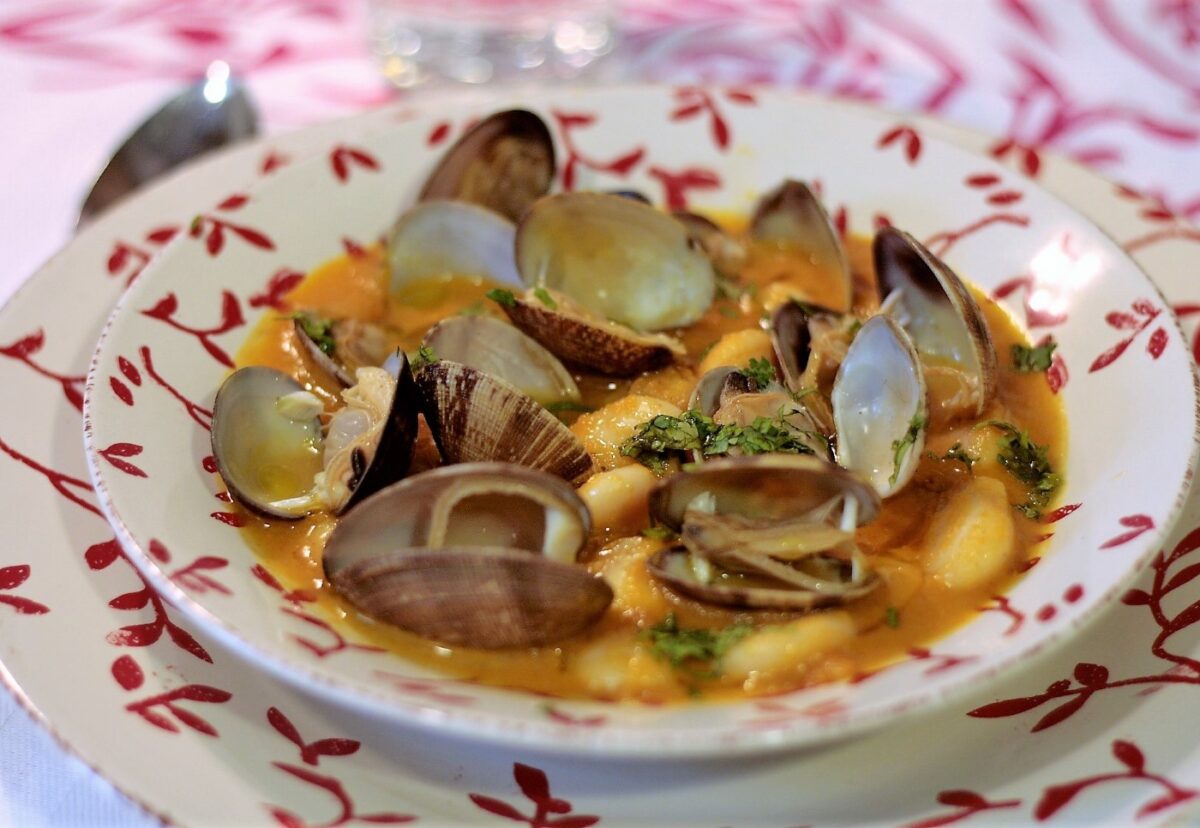 Fabes con almejas, receta tradicional asturiana