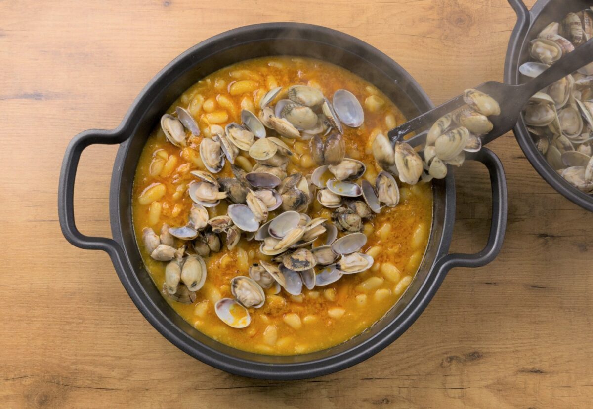 Fabes con almejas, receta tradicional asturiana