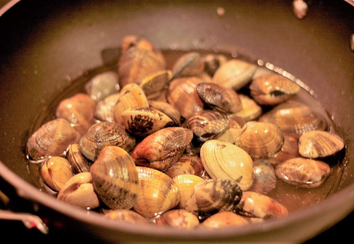 Fabes con almejas, receta tradicional asturiana