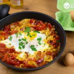 Shakshuka. Huevos con salsa de tomate, receta tradicional de la cocina magrebí