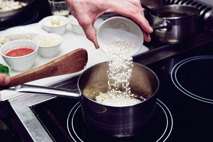 Errores que cometes al cocinar arroz y que debes evitar