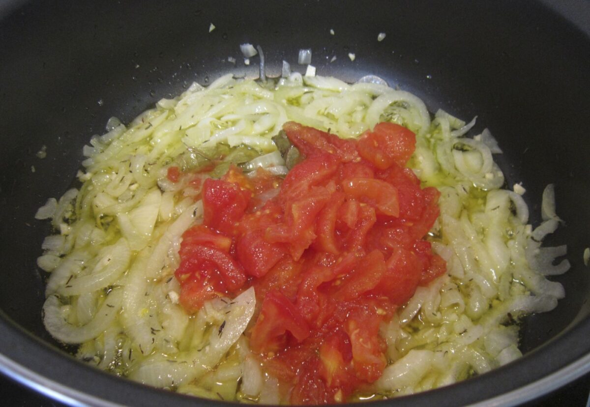 Conejo en salsa. Guiso de conejo