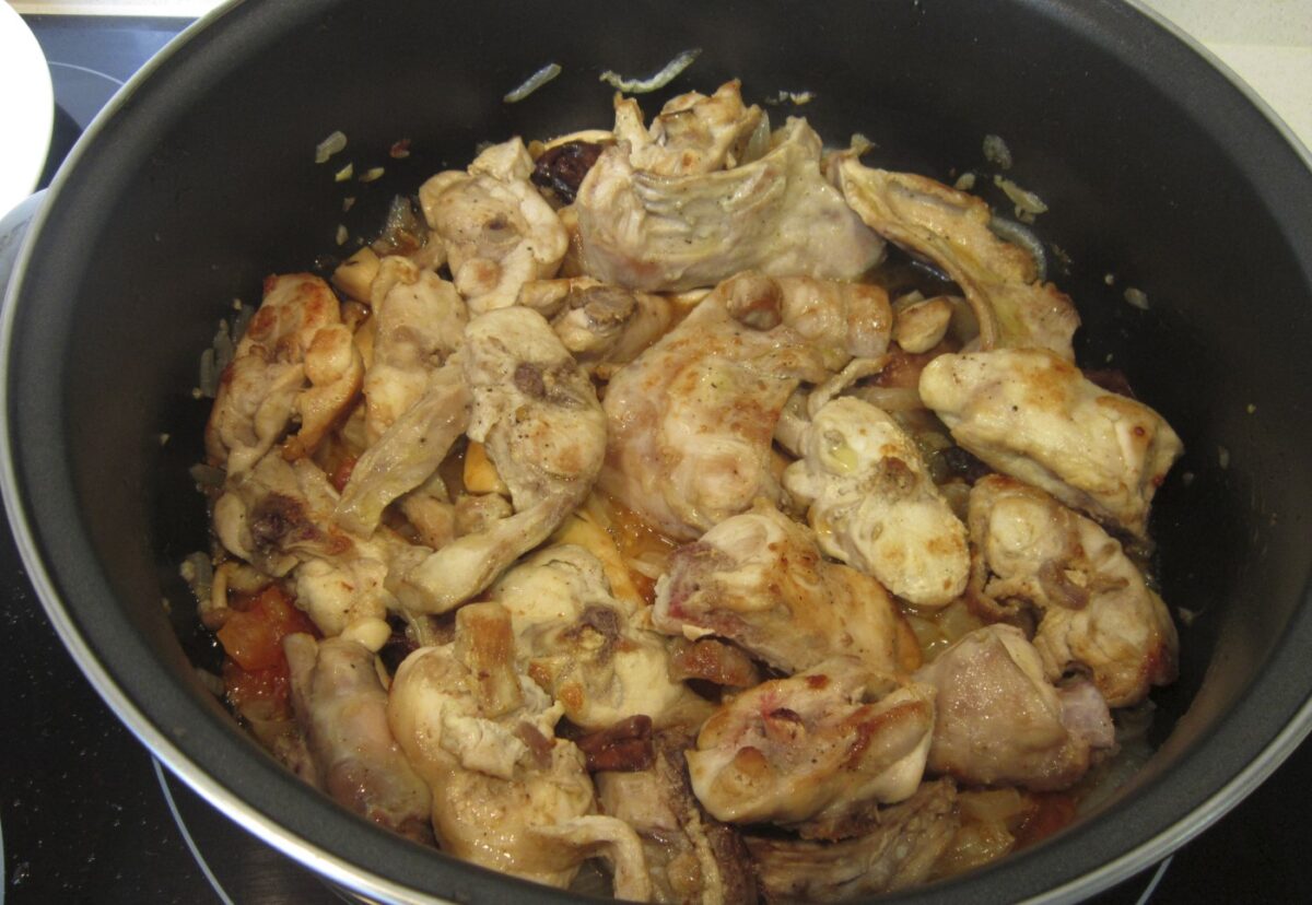 Conejo en salsa. Guiso de conejo