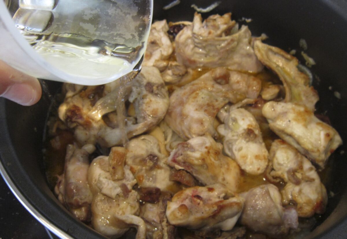 Conejo en salsa. Guiso de conejo