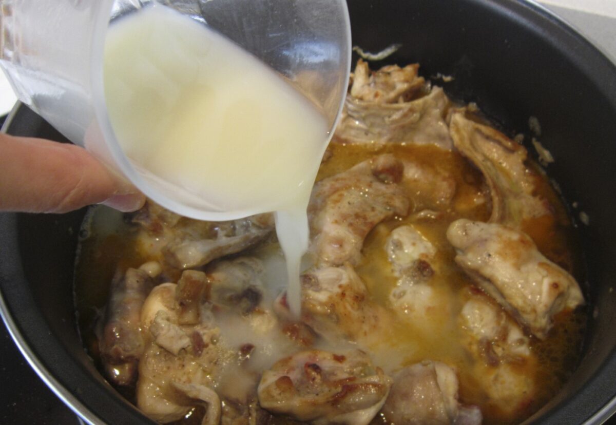 Conejo en salsa. Guiso de conejo