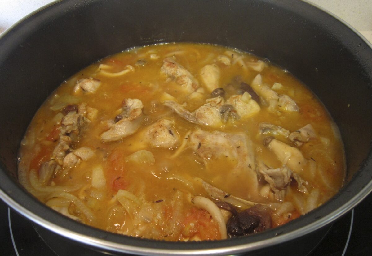 Conejo en salsa. Guiso de conejo