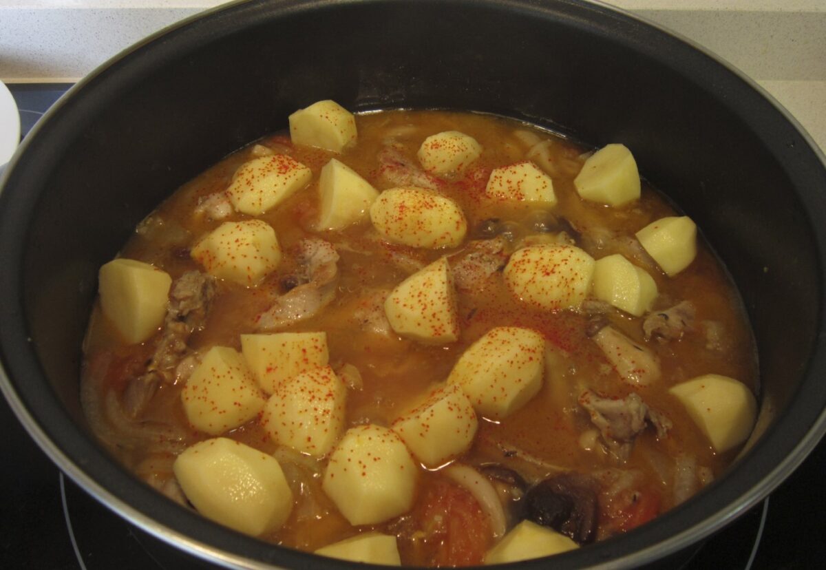 Conejo en salsa. Guiso de conejo