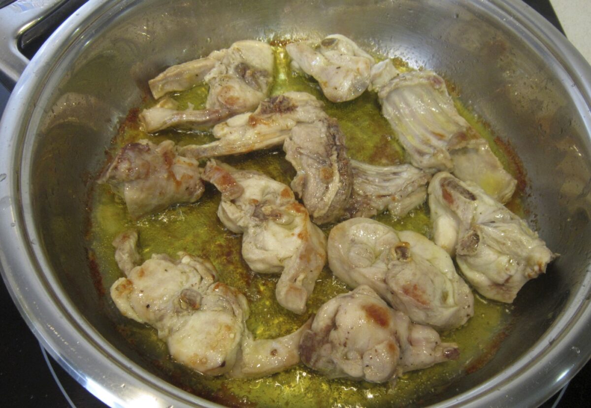 Conejo en salsa. Guiso de conejo