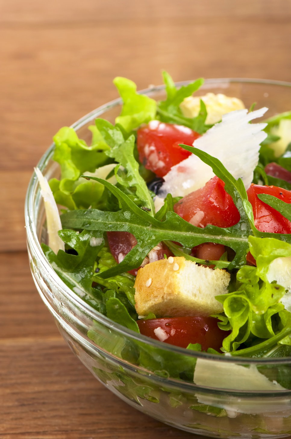 Ensalada de tomates con parmesano y pesto