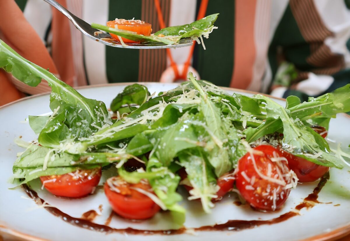 Ensalada de tomates con parmesano y pesto