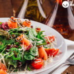 Ensalada de tomates con parmesano y pesto