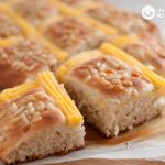 Cómo hacer una coca de crema y piñones. Receta para San Juan