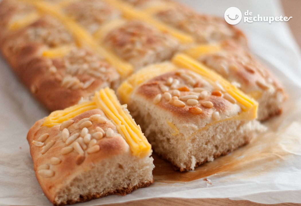 Cómo hacer una coca de crema y piñones. Receta para San Juan