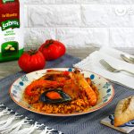 Paella mixta o arroz en paella de pollo y marisco