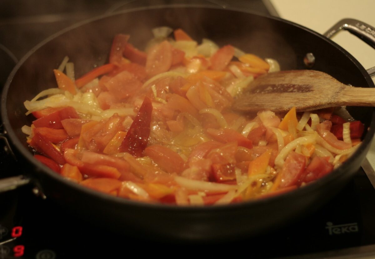 Espirales con langostinos al curry