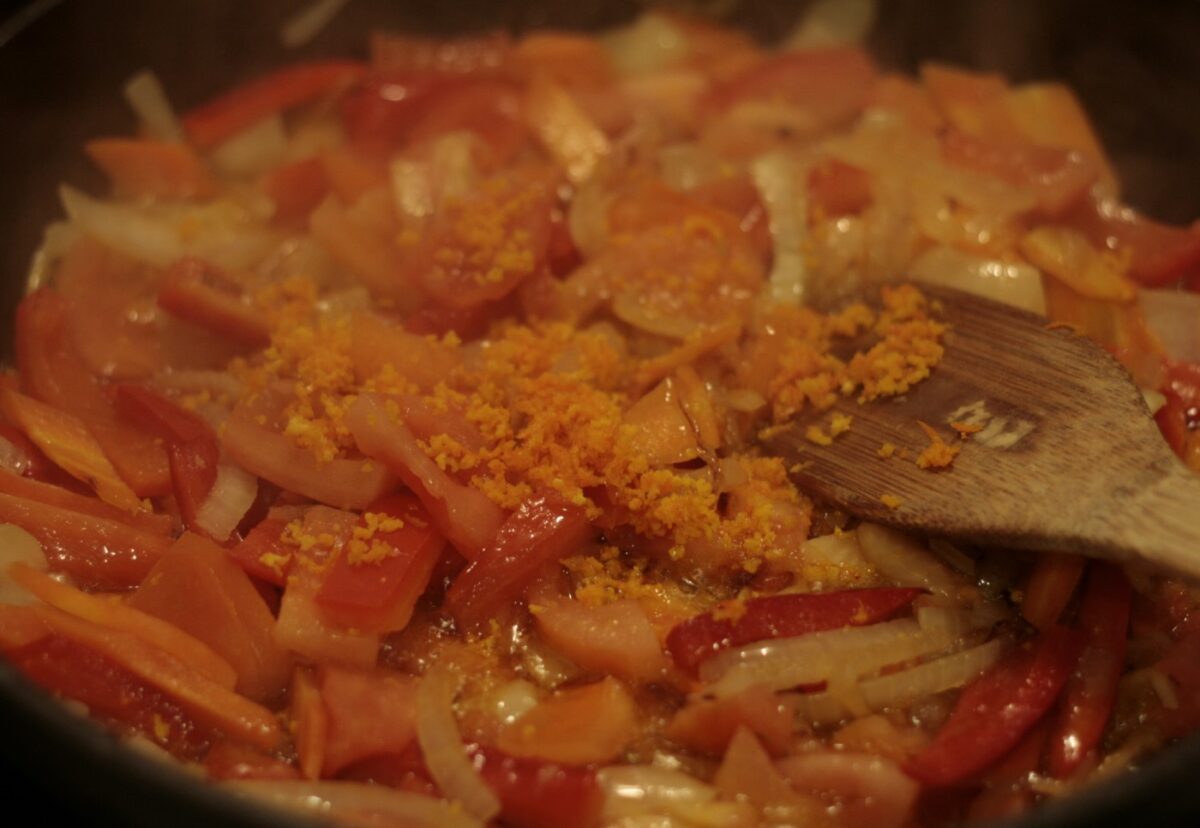 Espirales con langostinos al curry