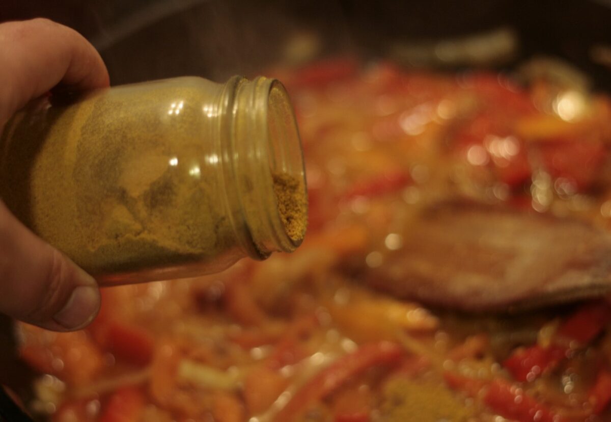 Espirales con langostinos al curry