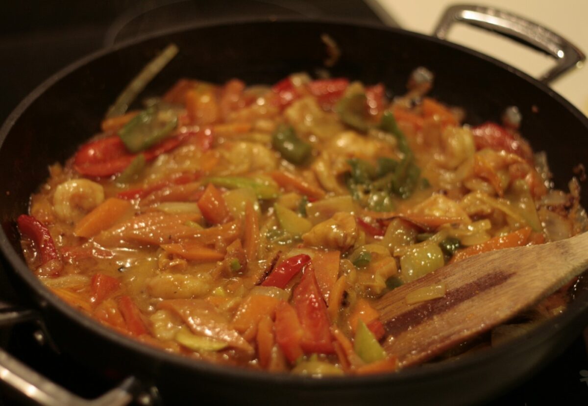 Espirales con langostinos al curry