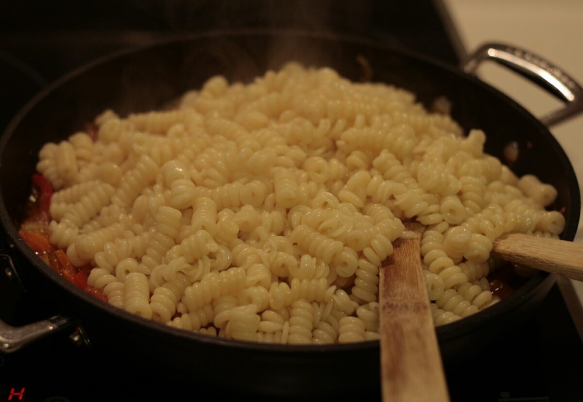 Espirales con langostinos al curry