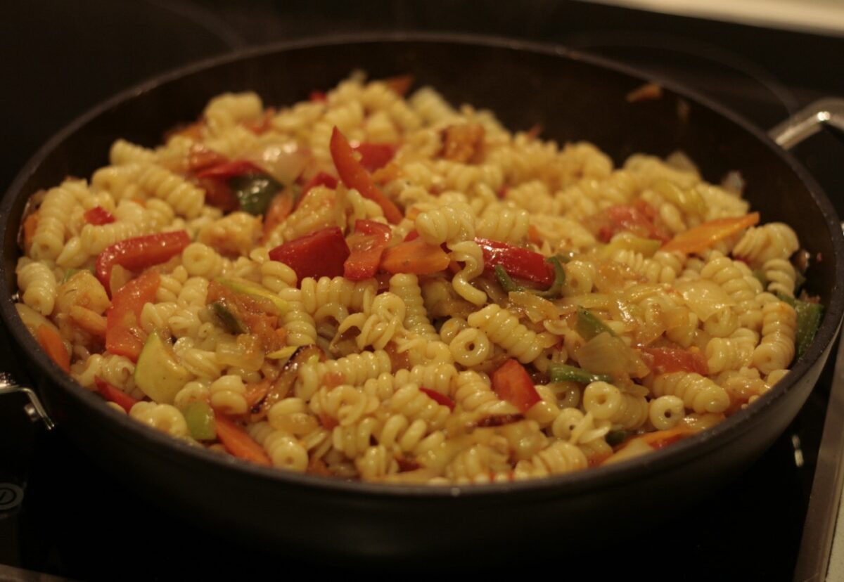 Espirales con langostinos al curry