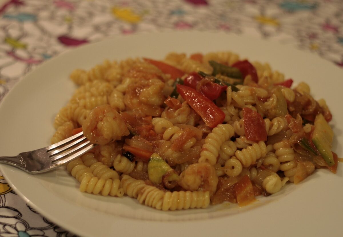 Espirales con langostinos al curry