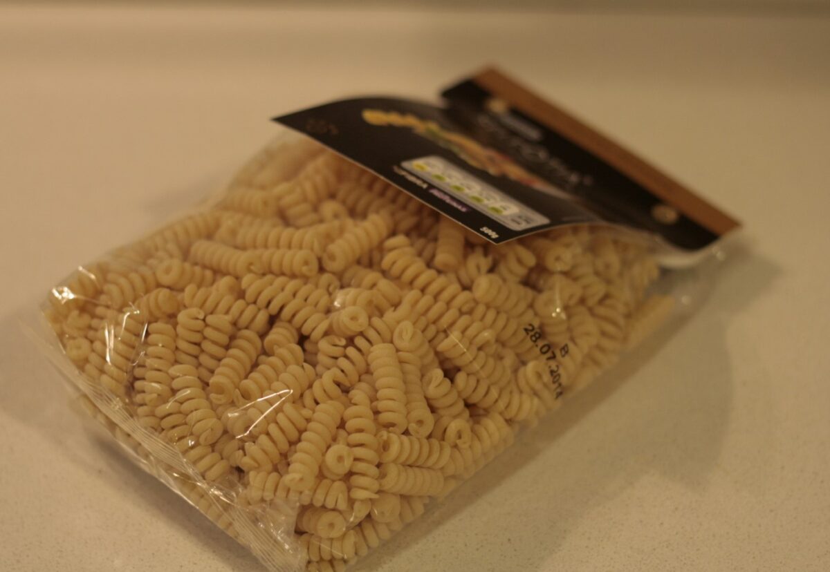 Espirales con langostinos al curry