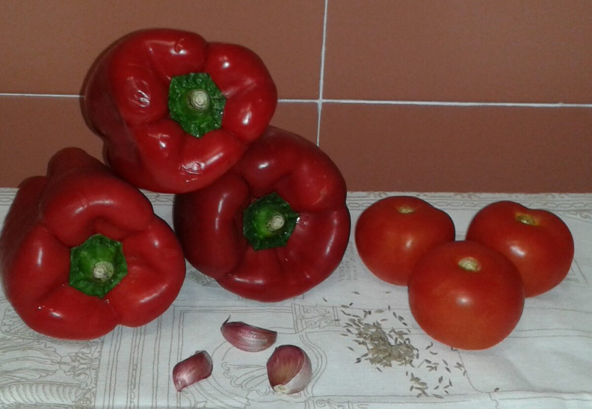 Asadillo manchego. Ensalada de pimientos asados y tomate