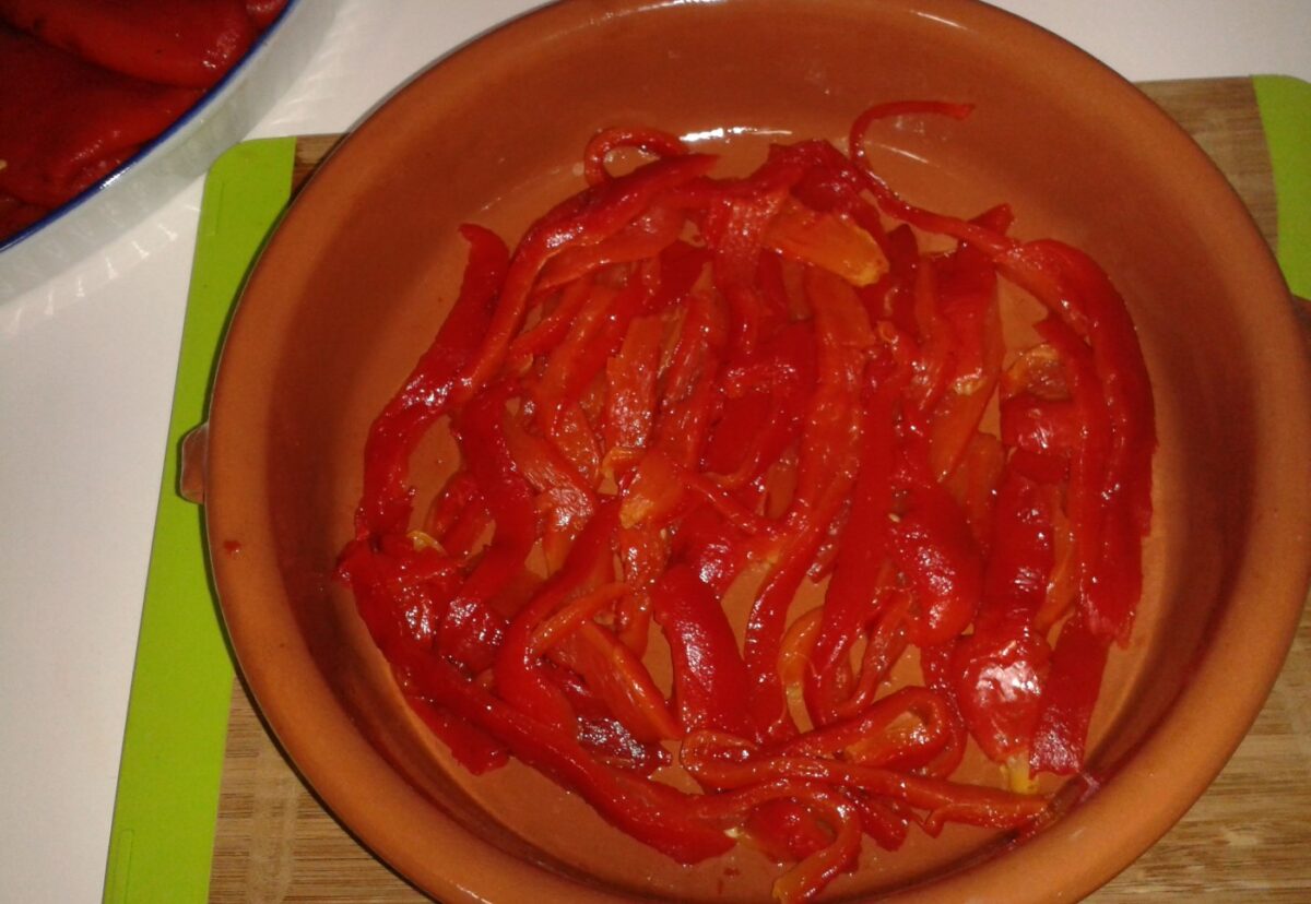 Asadillo manchego. Ensalada de pimientos asados y tomate