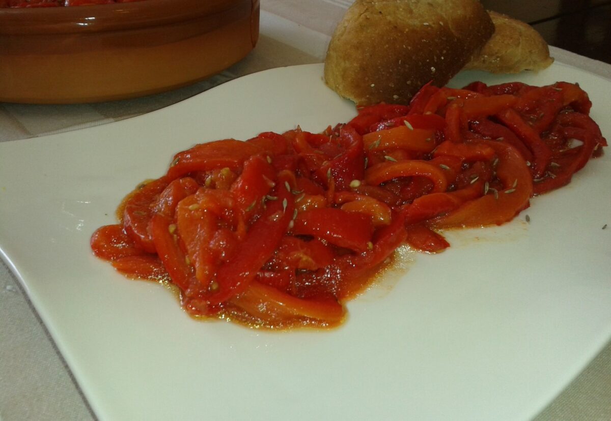 Asadillo manchego. Ensalada de pimientos asados y tomate