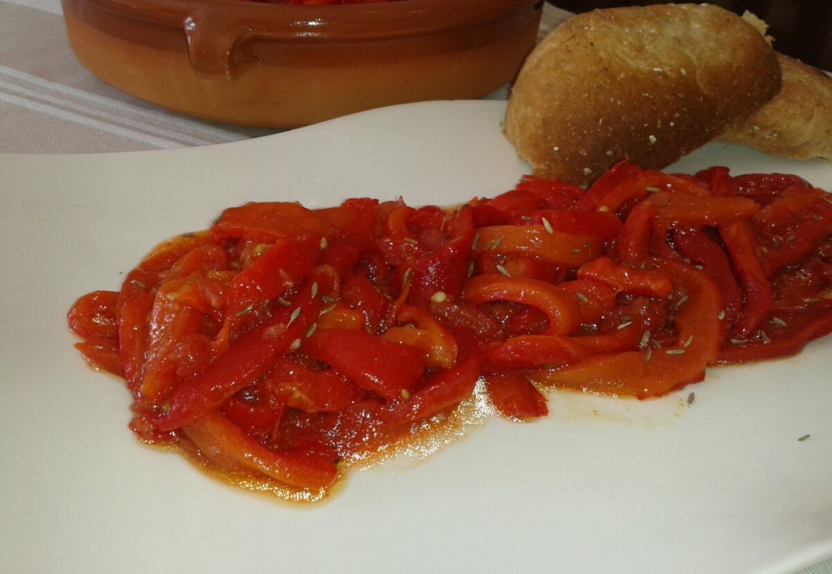 Asadillo manchego. Ensalada de pimientos asados y tomate