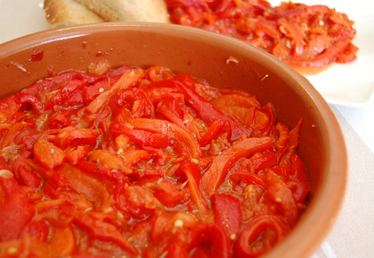 Asadillo manchego. Ensalada de pimientos asados y tomate