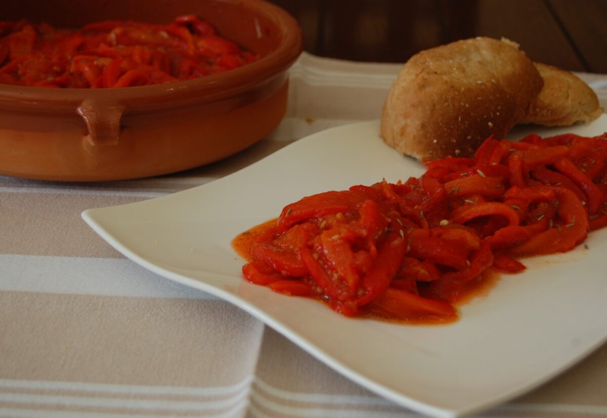 Asadillo manchego. Ensalada de pimientos asados y tomate